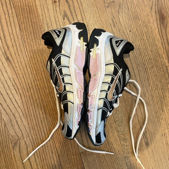 Nike - Picture 2 of 4